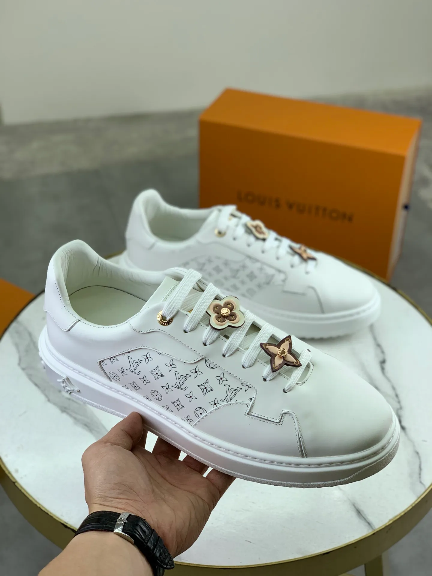 Factory price P700 💶 Top version [LOUIS VUITTON] Couple 🧑‍🤝‍🧑 Craftsman style Counter series (original order) New style 🍀LV Louis Vuitton - top version LV classic high-top trendy shoes! Made of imported original craft calfskin, original breathable lining, and original wear-resistant, lightweight, high-end TPU outsole! High quality products! 3️⃣ colors available, code numbers: female 35-39, male 39-44 (female 40, male 45 46 customized)